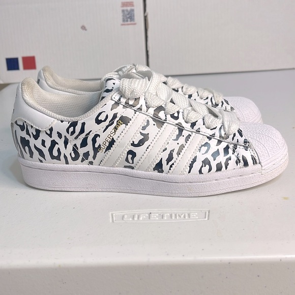 adidas shoe for women/ size 5.5 womenswear - Picture 2 of 6